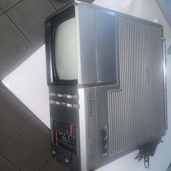 983 Emerson VR-30 Black and White TV AM/FM UHF VHF TESTED (E) - Picture 7 of 7